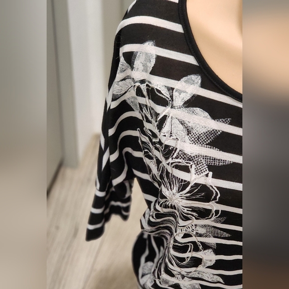 IZ Byer Black and White Striped Women's Top - Picture 4 of 4